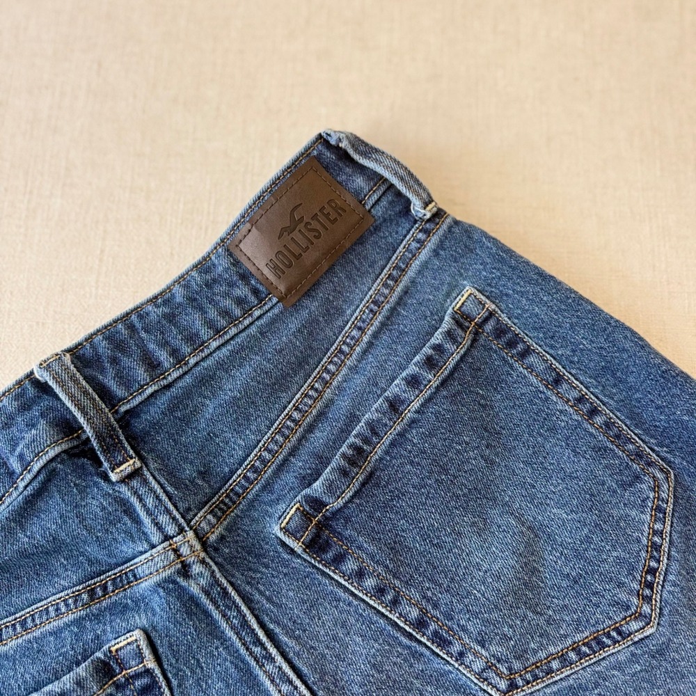 Hollister Ultra High-Rise Mom Shorts Medium Wash Frayed Raw Hem Size 4 W27 - Picture 7 of 8